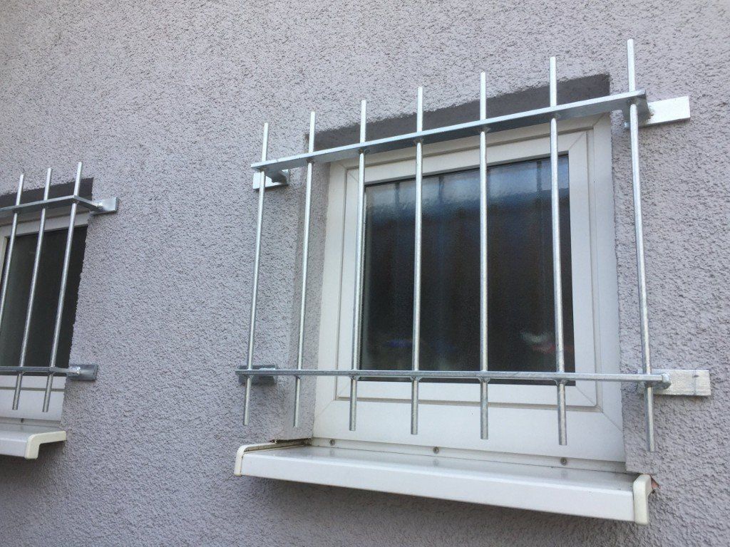 Ein Fenster mit einem Metallgitter darauf