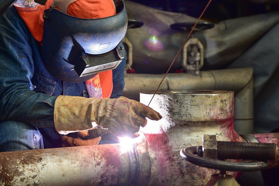 welder using gloves while working