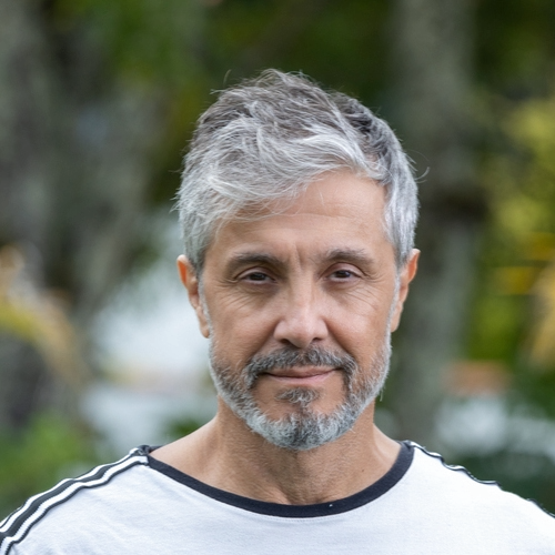 Edilson Emmanoel diretor de marketing e tecnologia da SmartSenior, sorrindo em um ambiente externo.