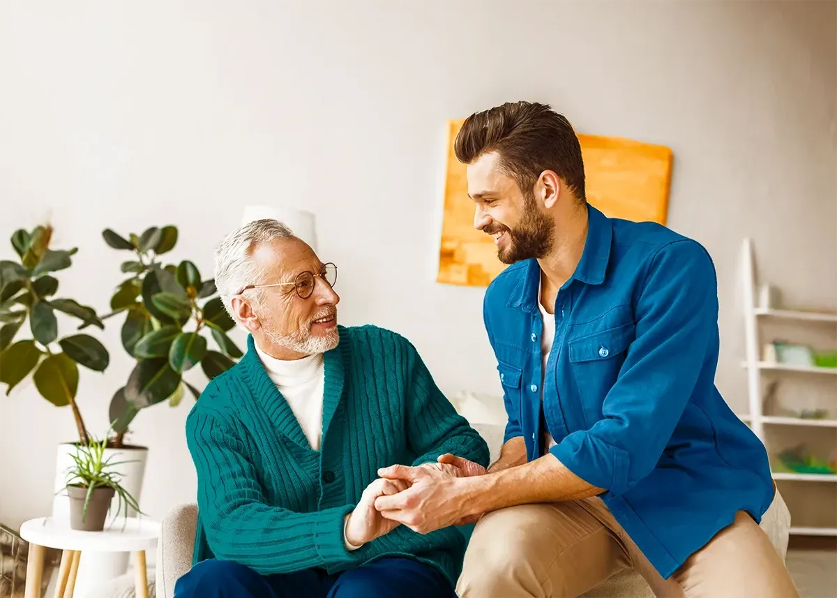 Homem ajudando idoso