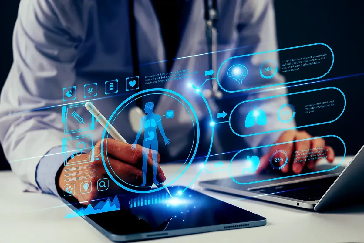 Médico usando um tablet e um laptop com uma interface holográfica exibindo dados médicos e a silhueta de um corpo humano.