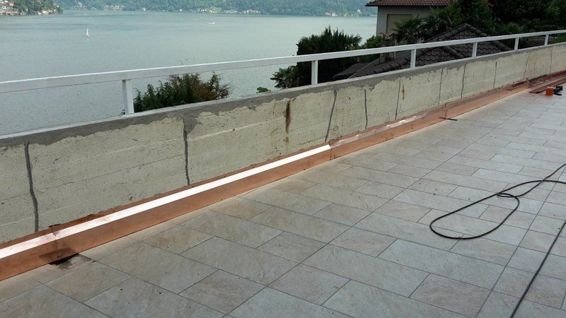 posa di manto sintetico