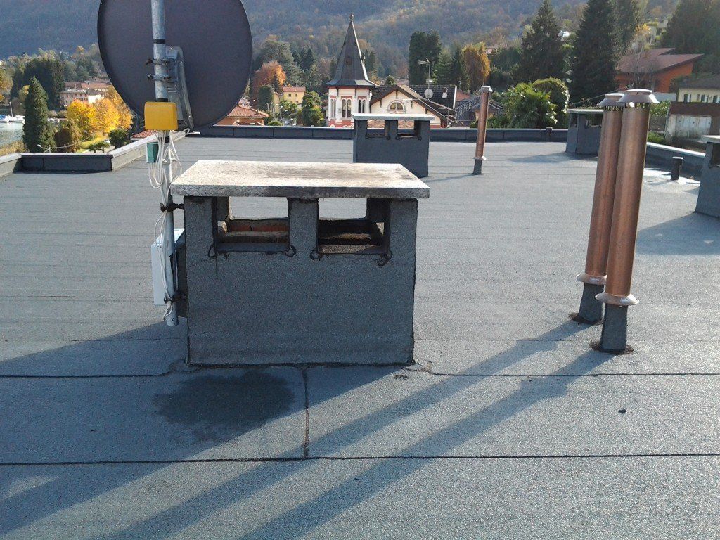 tetto impermeabilizzato di edificio in montagna