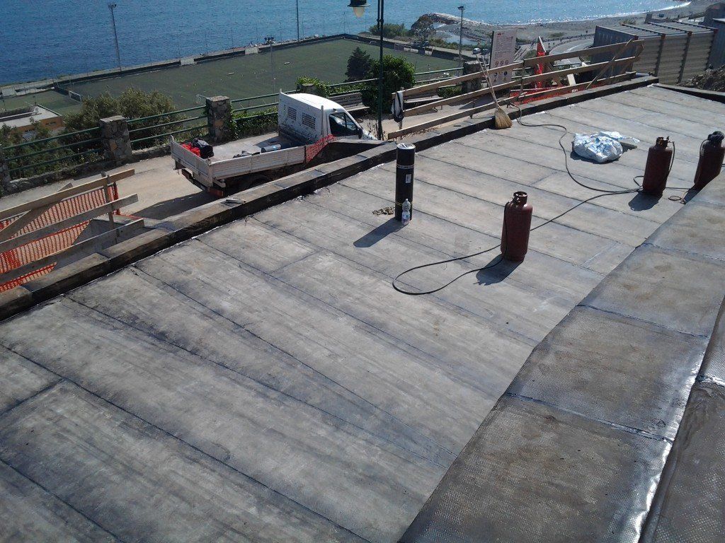 impermeabilizzazione tetto di edificio in riva al lago