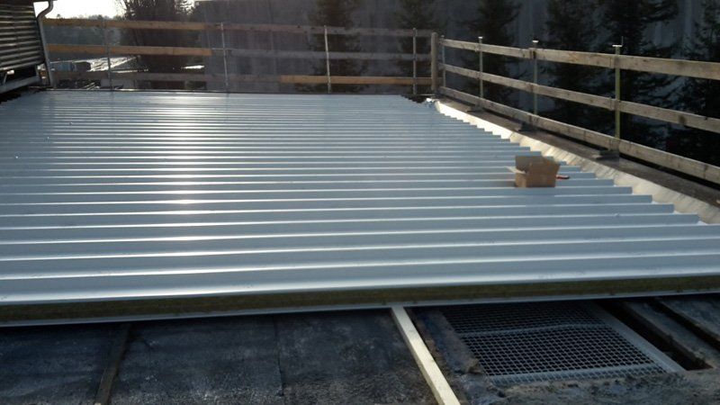 posa di lamiera per tetti