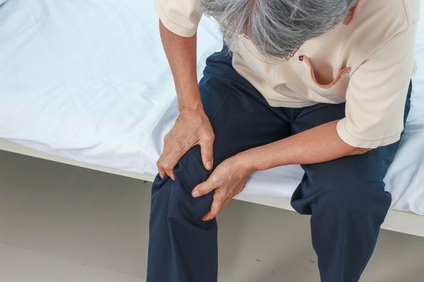 person holding hurt knee