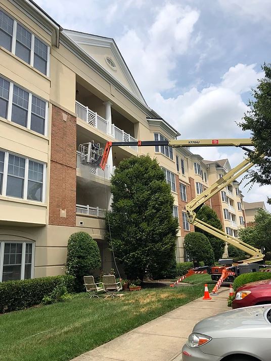 Commercial Cleaning: commercial power washing for a building