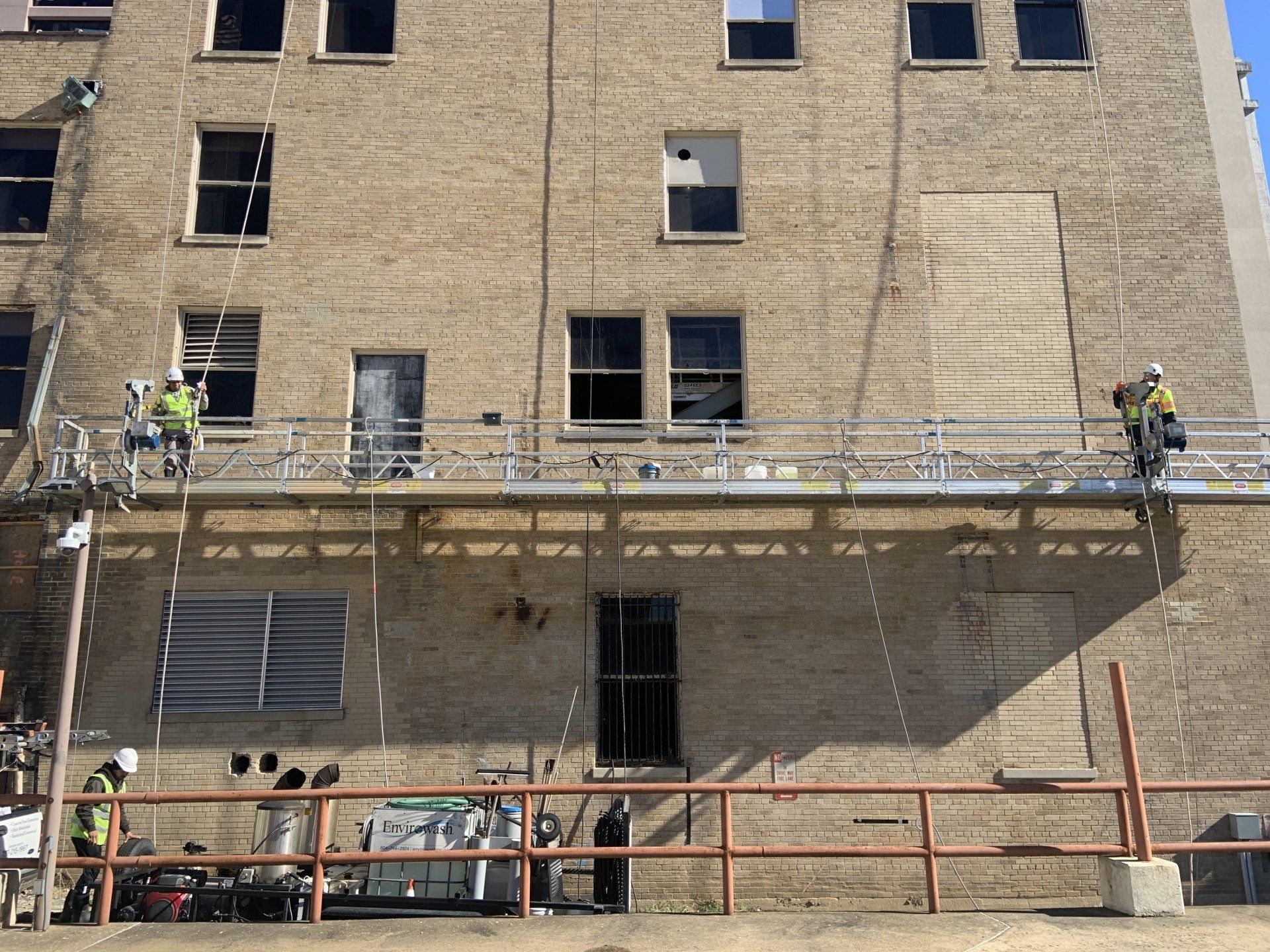 Commercial Cleaning: commercial power washing for multistory building