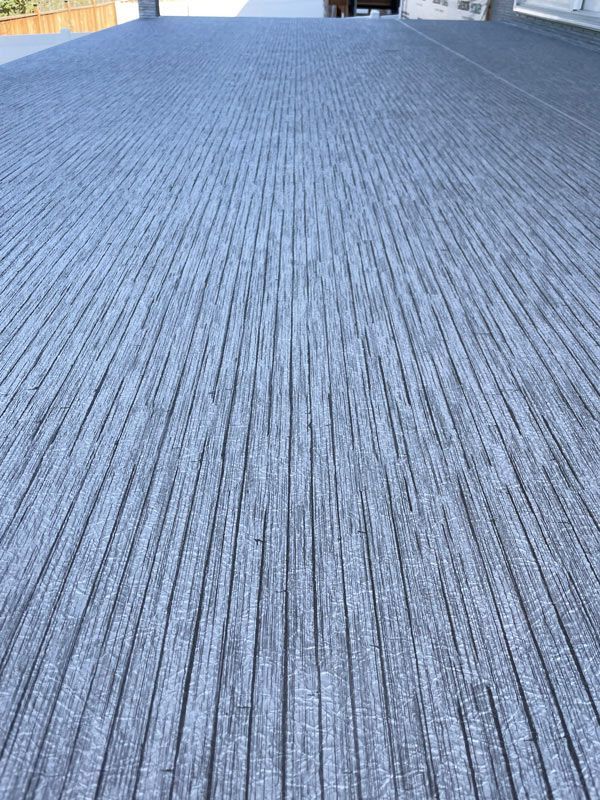 Un gros plan d'une membrane de pvc couvrant une grande terrasse