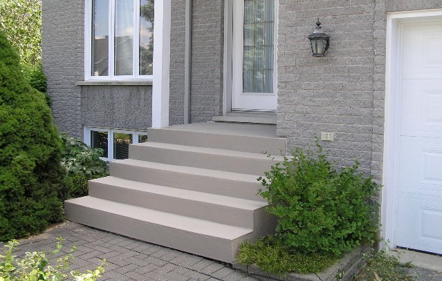 ciment stairs covered with a gray pvc membrane