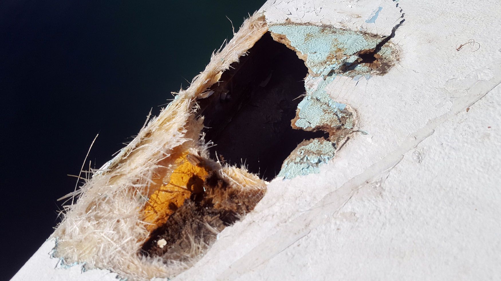 Gros plan d'un trou dans un patio en fibre de verre