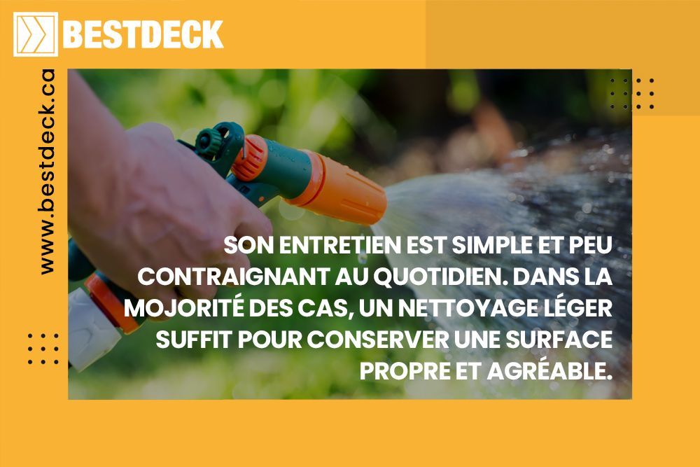 Un gros plan sur une main qui tient un boyau d'arrosage avec un jet d'eau.