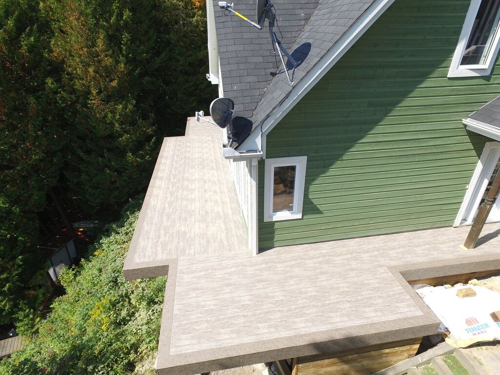 Une vue aérienne d'une maison avec grande terrasse avec membrane de pvc