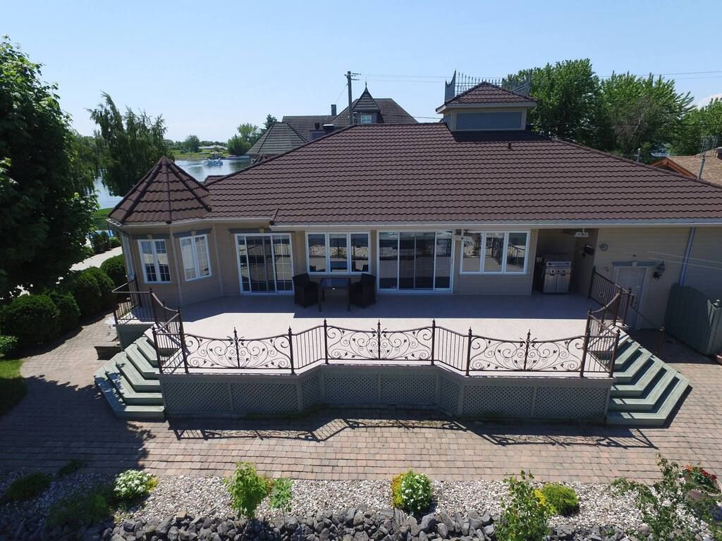 Une vue aérienne d'une maison avec une grande terrasse et des escaliers
