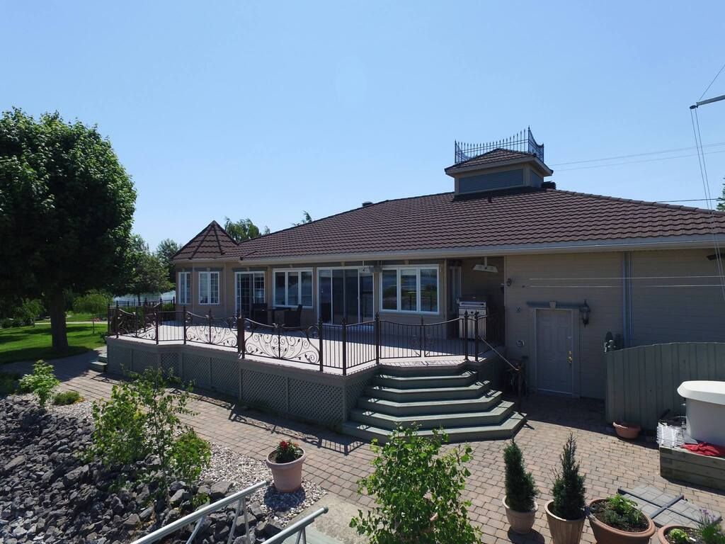 Une grande maison avec une grande terrasse et des escaliers