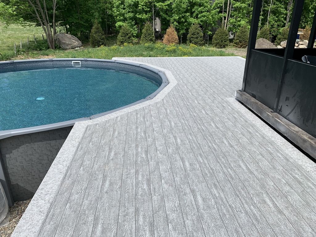 Une piscine est entourée d'un patio avec membrane de pvc et d'un gazebo.