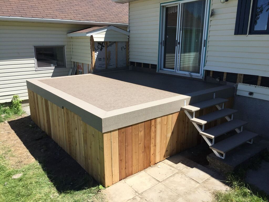 Une terrasse en pvc avec des escaliers devant une maison