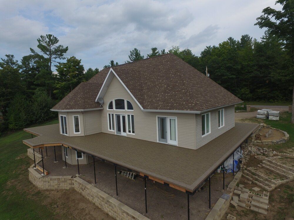 Une vue aérienne d'une maison avec membrane de pvc