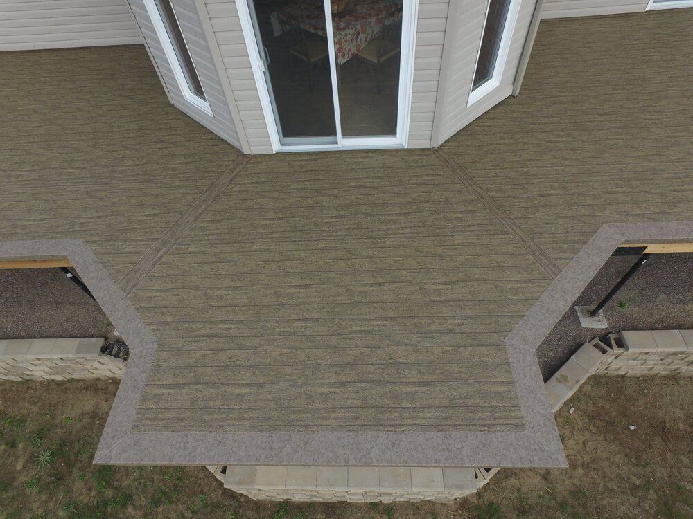 Une vue aérienne d'une terrasse en membrane de pvc devant une maison.