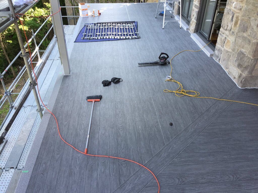 Un balcon avec un aspirateur et un balai dessus