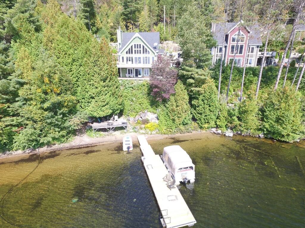 Une vue aérienne d'une maison et d'un quai sur un lac