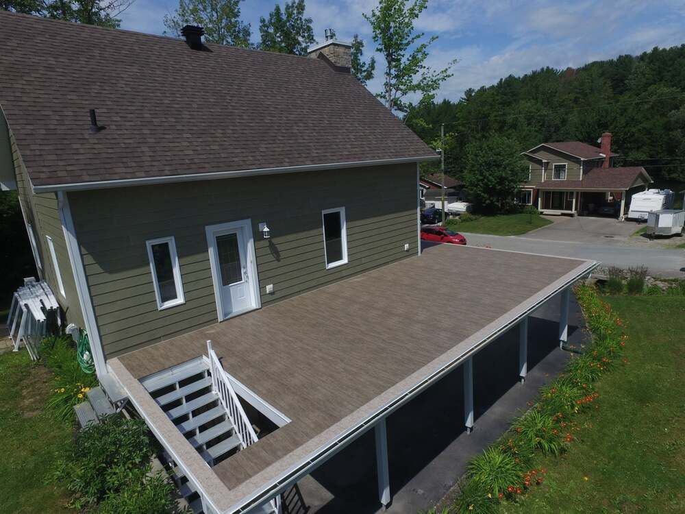 Une vue aérienne d'une maison avec une grande terrasse