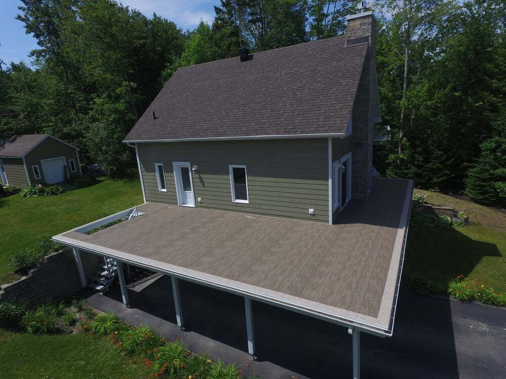 Une vue aérienne d'une maison avec une grande terrasse.