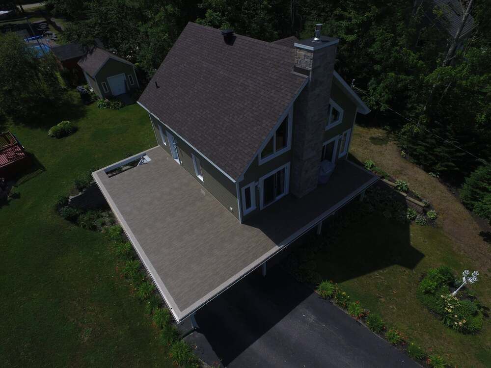 Une vue aérienne d'une maison avec une grande terrasse