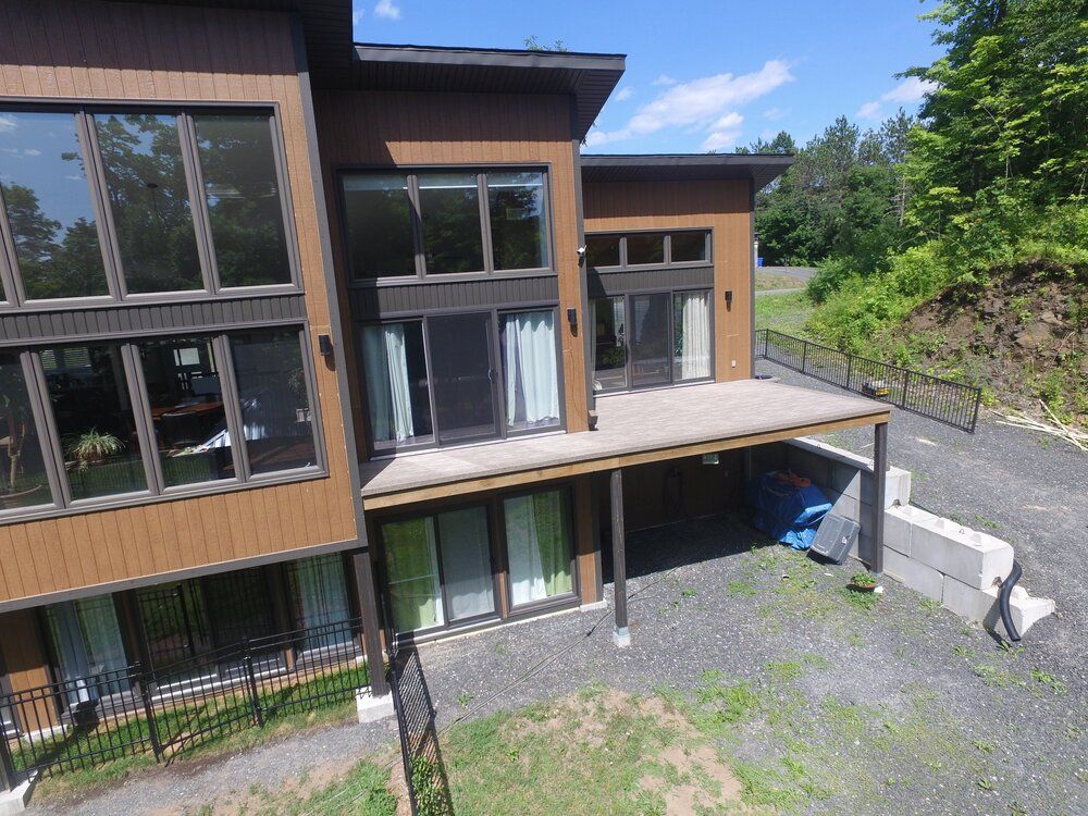 Une vue aérienne d'une grande maison avec beaucoup de fenêtres