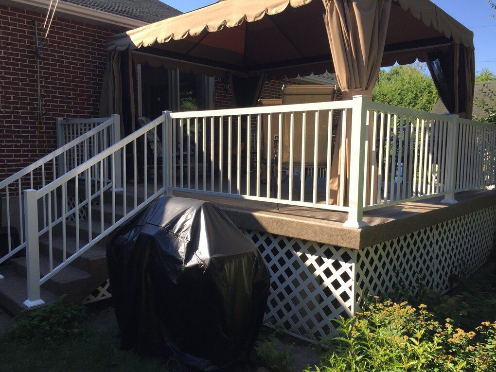 Une rampe blanche sur une terrasse en membrane de pvc