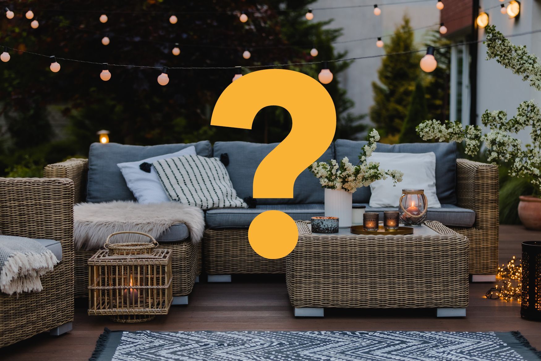 Une photo d'un ensemble de patio installé sur un patio avec un point d'interrogation sur l'image.