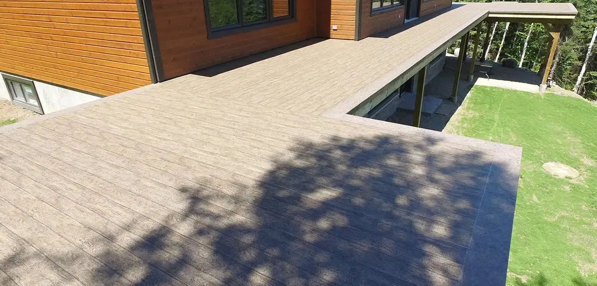 Grand patio recouvert d'une membrane de pvc beige