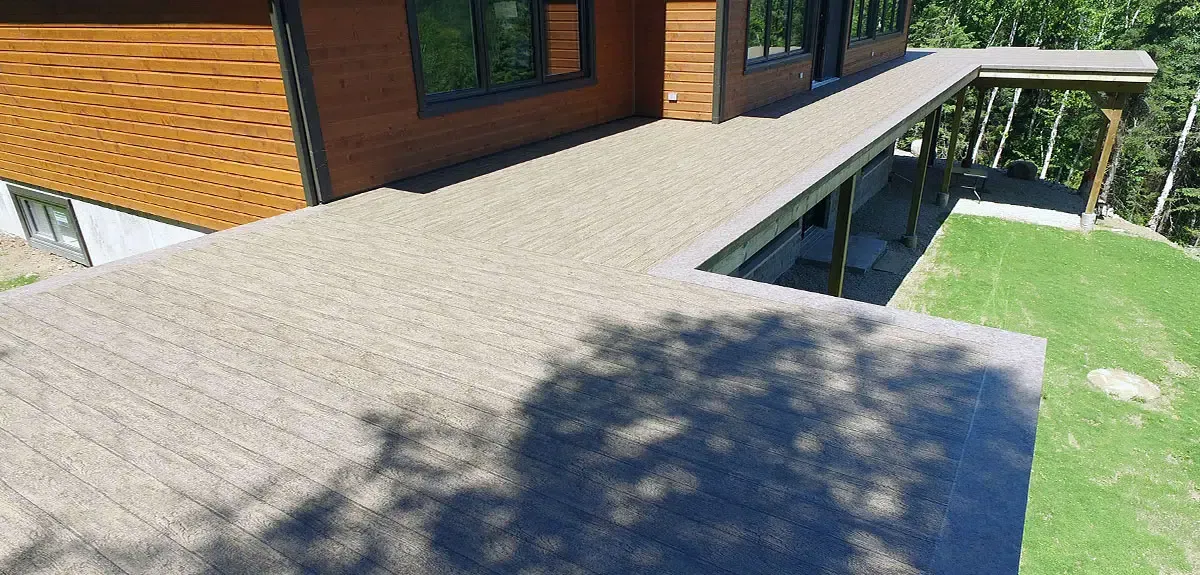 Patio extérieur avec une membrane de pvc
