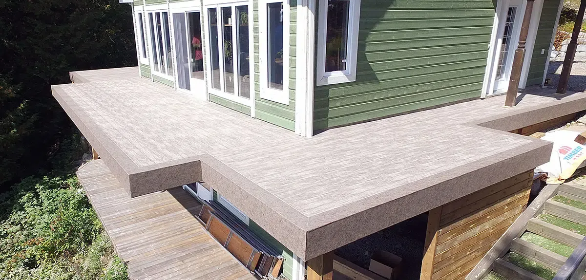 Balcon recouvert d'une membrane de pvc beige avec bordure brune