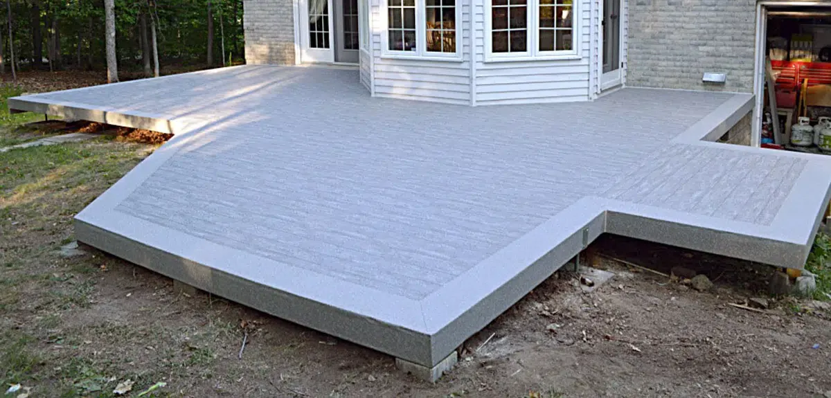 Patio recouvert d'une membrane de pvc grise avec bordure grise