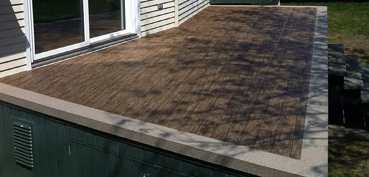 Patio recouvert d'un revêtement de pvc brun avec une bordure beige