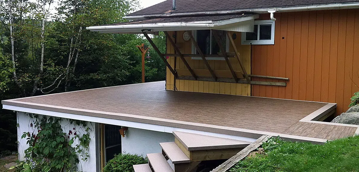 Patio avec membrane de pvc brune et bordure beige