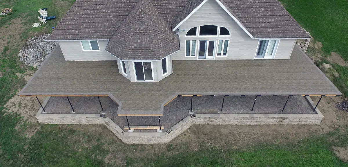 Vue aérienne d'une énorme terrasse recouverte d'un revêtement de pvc