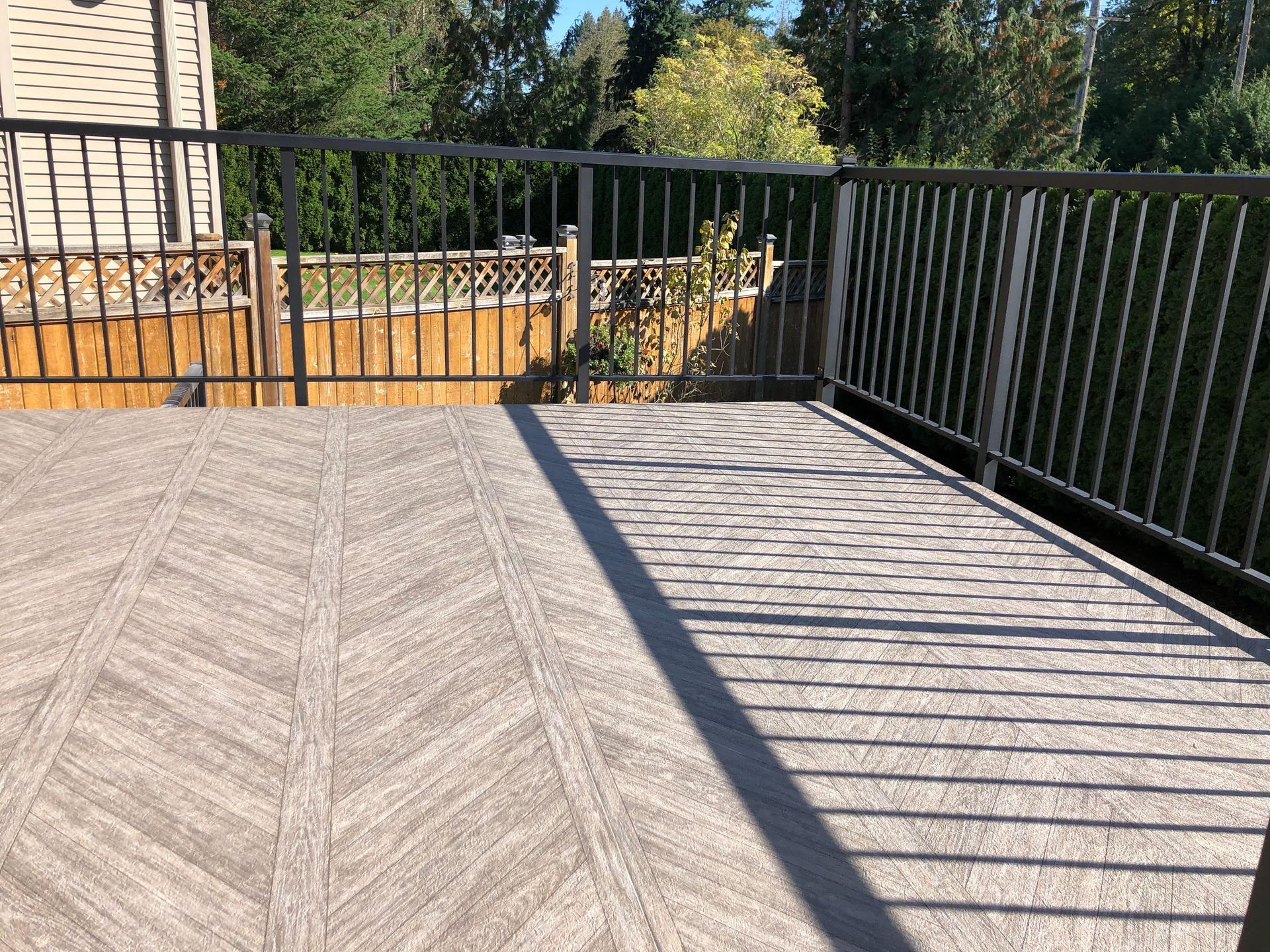 Un balcon en membrane de pvc avec une rampe en métal