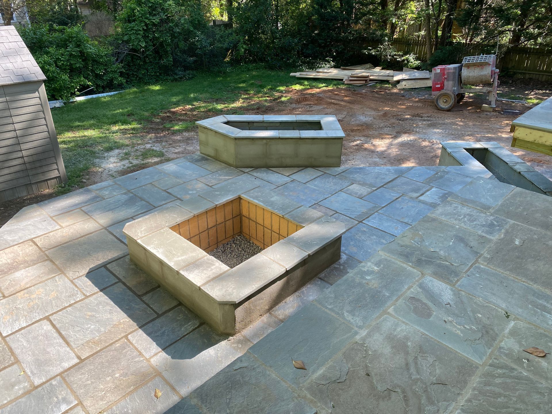 A fire pit is sitting in the middle of a patio.