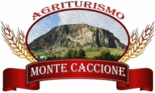 Logo per l'Agriturismo Monte Caccione con paesaggio montano e testo in rosso.