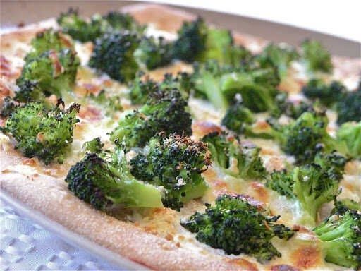 Focaccia con broccoli e formaggio su un piatto bianco