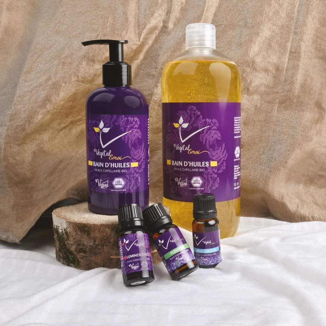 Une bouteille de savon et une bouteille d'huiles essentielles