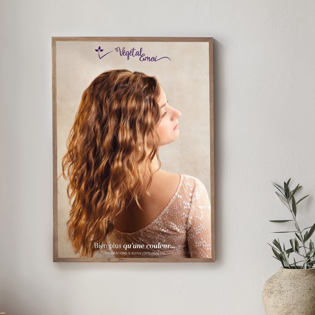 Une photo d'une femme aux cheveux longs est accrochée au mur.