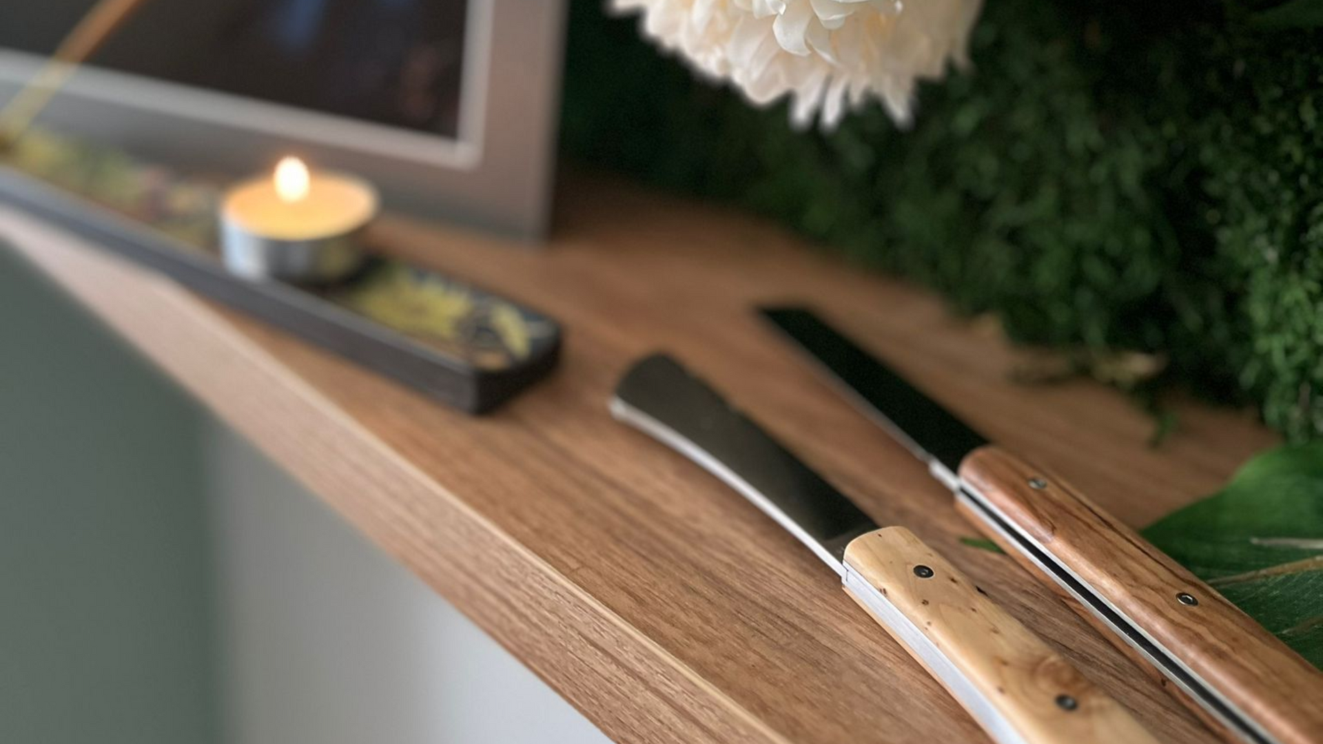 Un salon de coiffure avec un canapé, une chaise, un lavabo, une vasque, des serviettes et un vaporisateur.