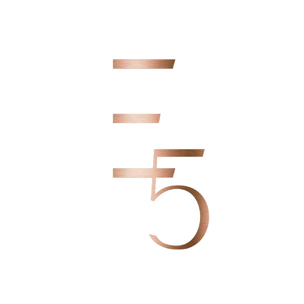 Logo couleur cuivre avec des lignes horizontales au-dessus du « 5 » et une ligne en crochet reliant le cinq.