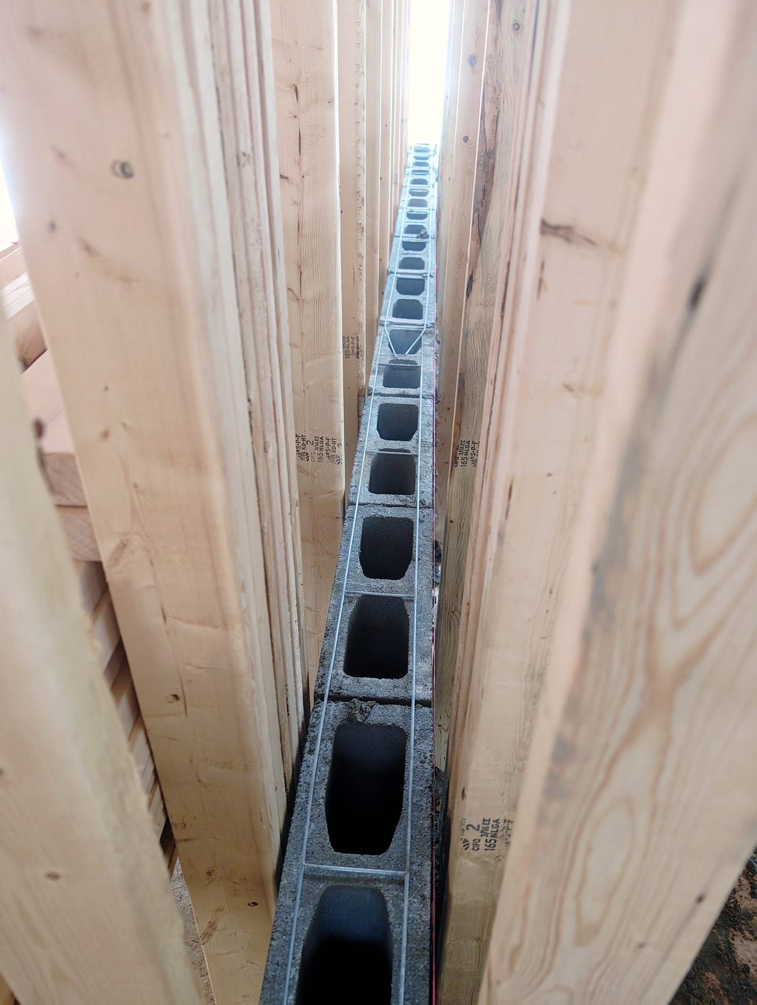 Une rangée de blocs de bois sont empilés les uns sur les autres.