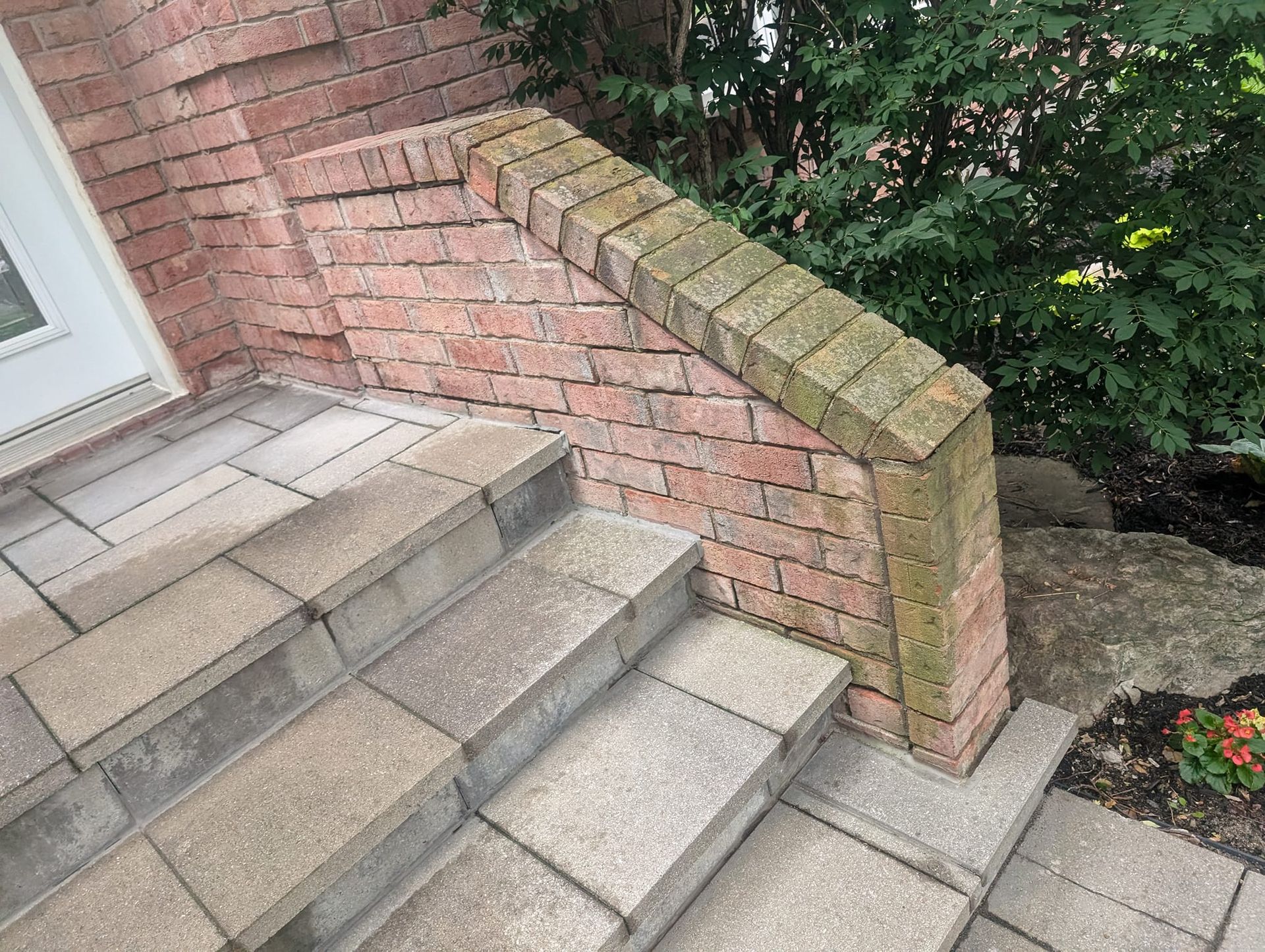 Un ensemble d'escaliers menant à un mur de briques.