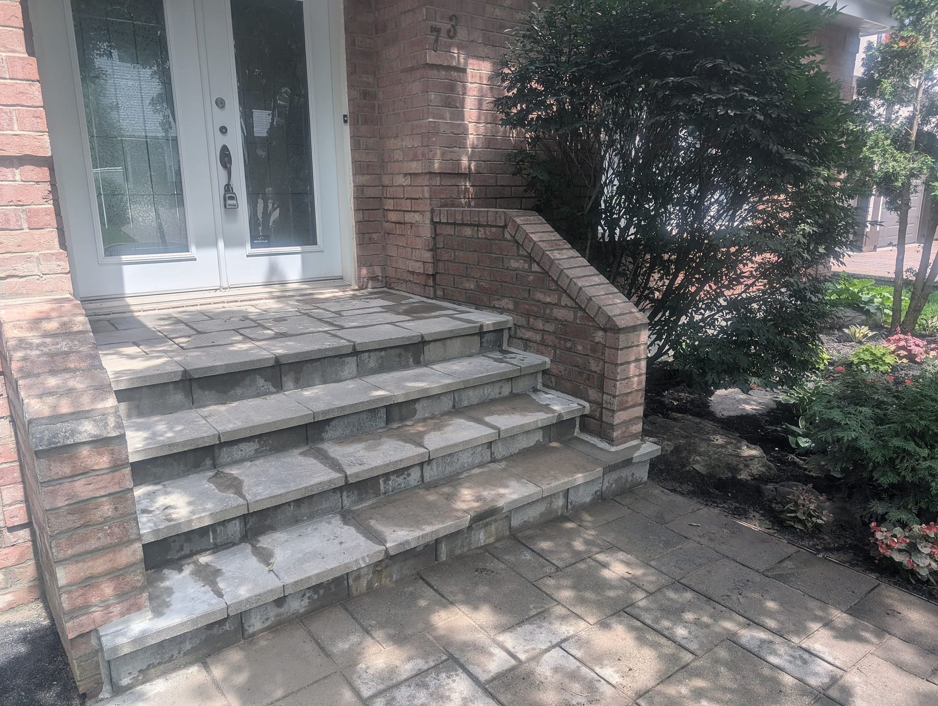 Un ensemble d'escaliers menant à une maison en briques.