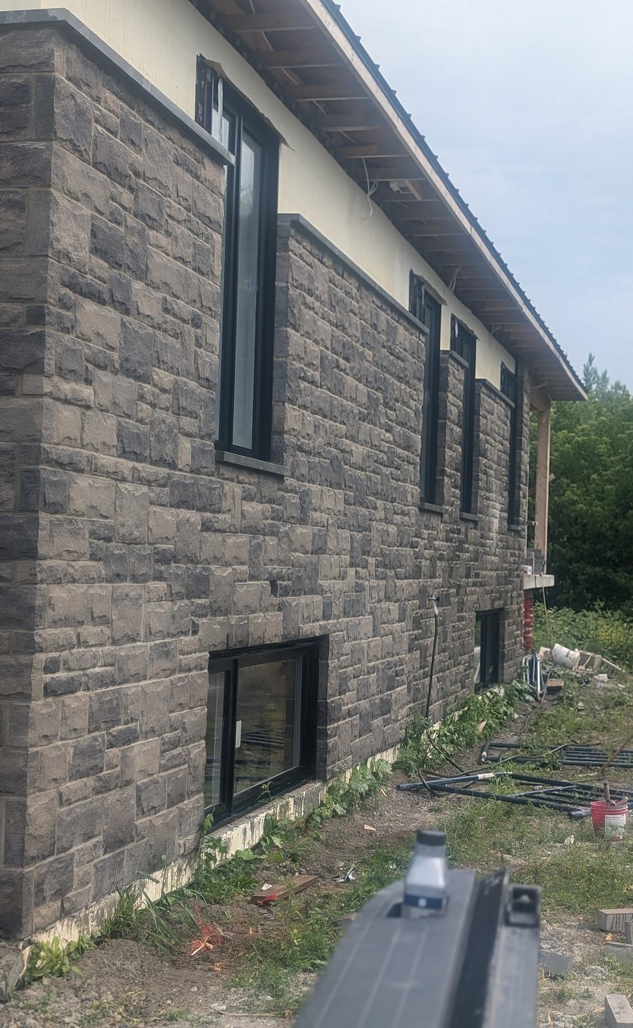 Un grand bâtiment en briques avec beaucoup de fenêtres est en cours de construction.